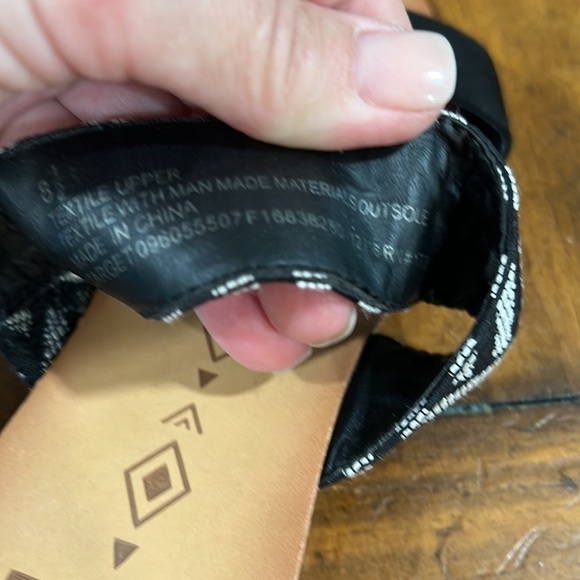 Dolce Vita Aztec Tribal Southwestern Black White Slip On Wedge Sandals SZ 8.5 - Picture 9 of 12